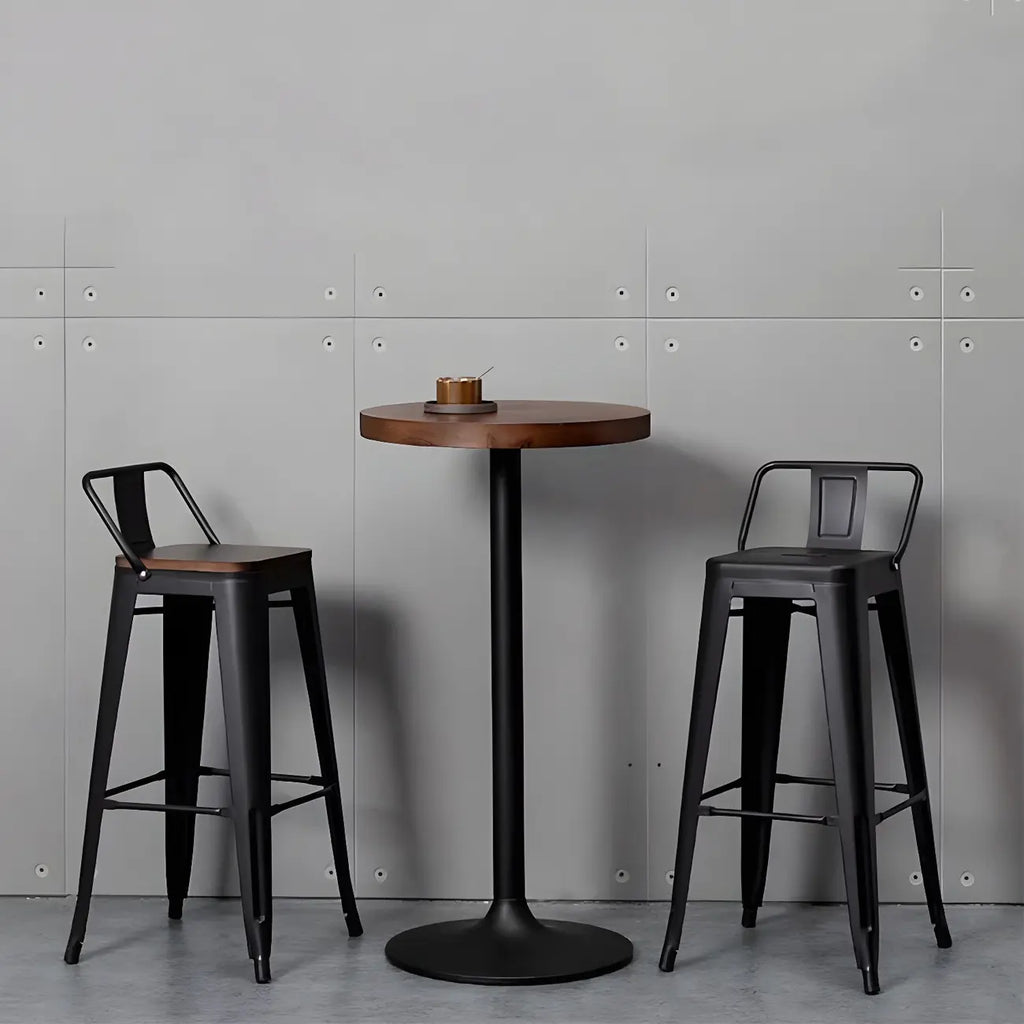 Tables de bar industrielles en bois brun et métal sur pied