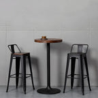 Tables de bar industrielles en bois brun et métal sur pied
