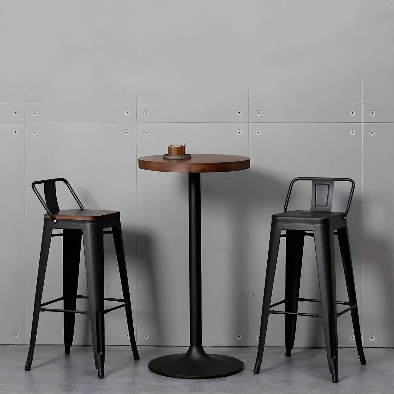 Tables de bar industrielles en bois brun et métal sur pied
