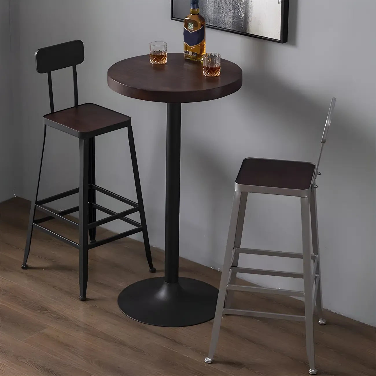 Tables de bar industrielles en bois brun et métal sur pied