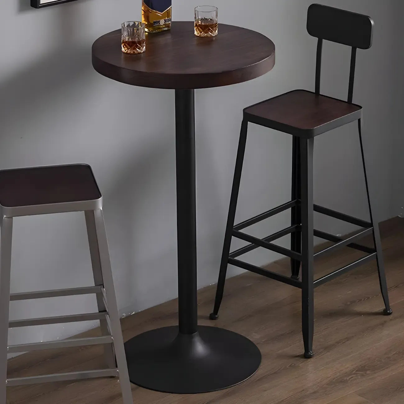 Tables de bar industrielles en bois brun et métal sur pied