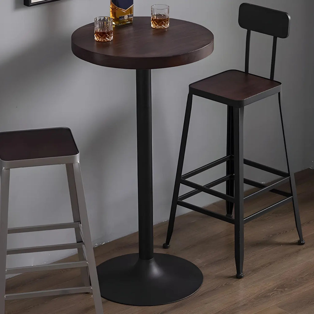 Tables de bar industrielles en bois brun et métal sur pied