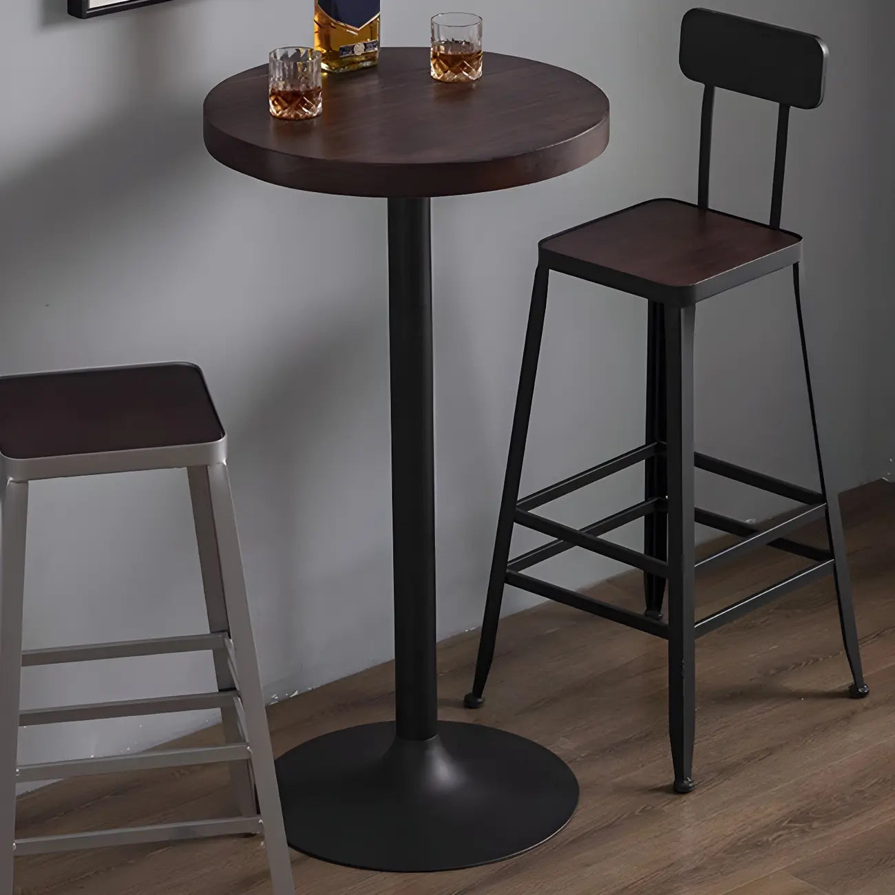 Tables de bar industrielles en bois brun et métal sur pied