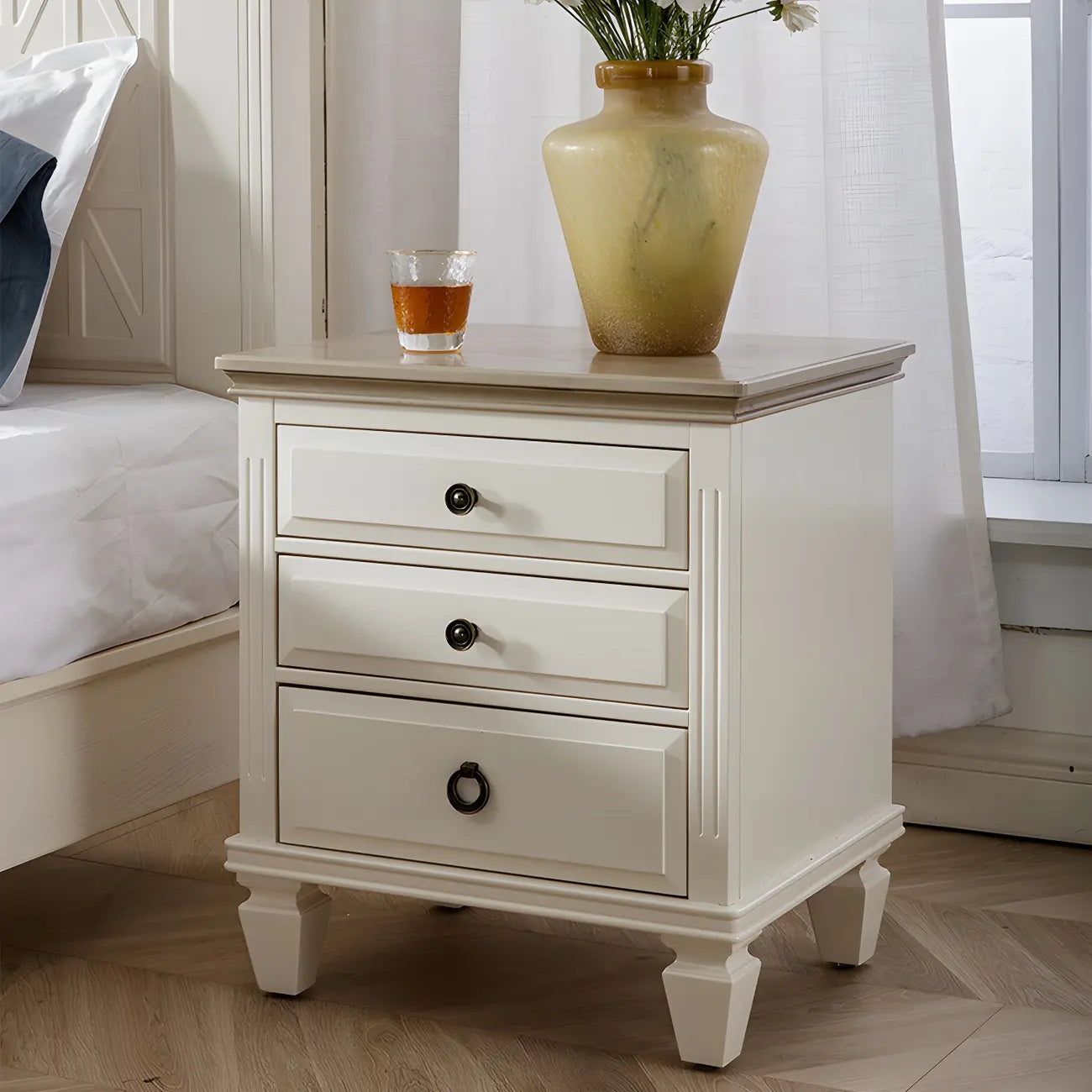 Table de chevet standard à 3 tiroirs en chêne beige
