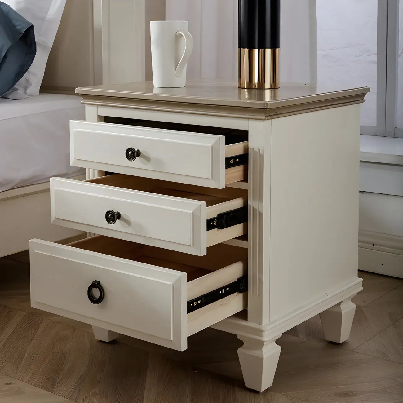 Table de chevet standard à 3 tiroirs en chêne beige