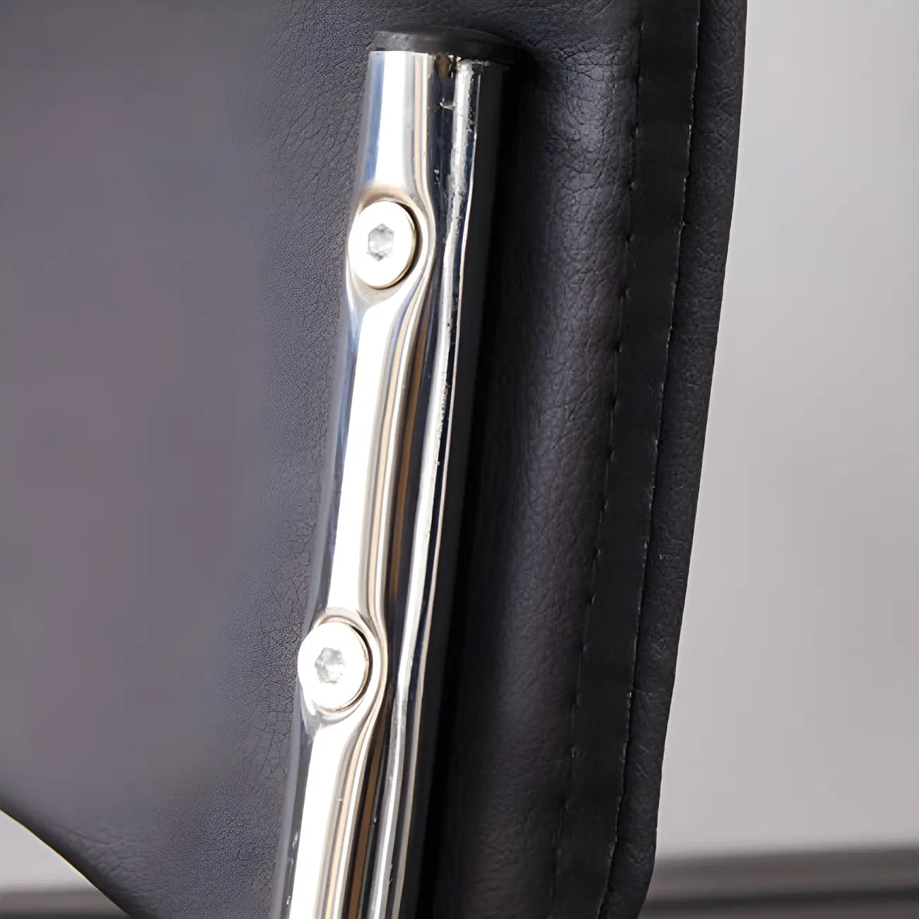 Sedia da ufficio moderna in acciaio nero con rivestimento in pelle