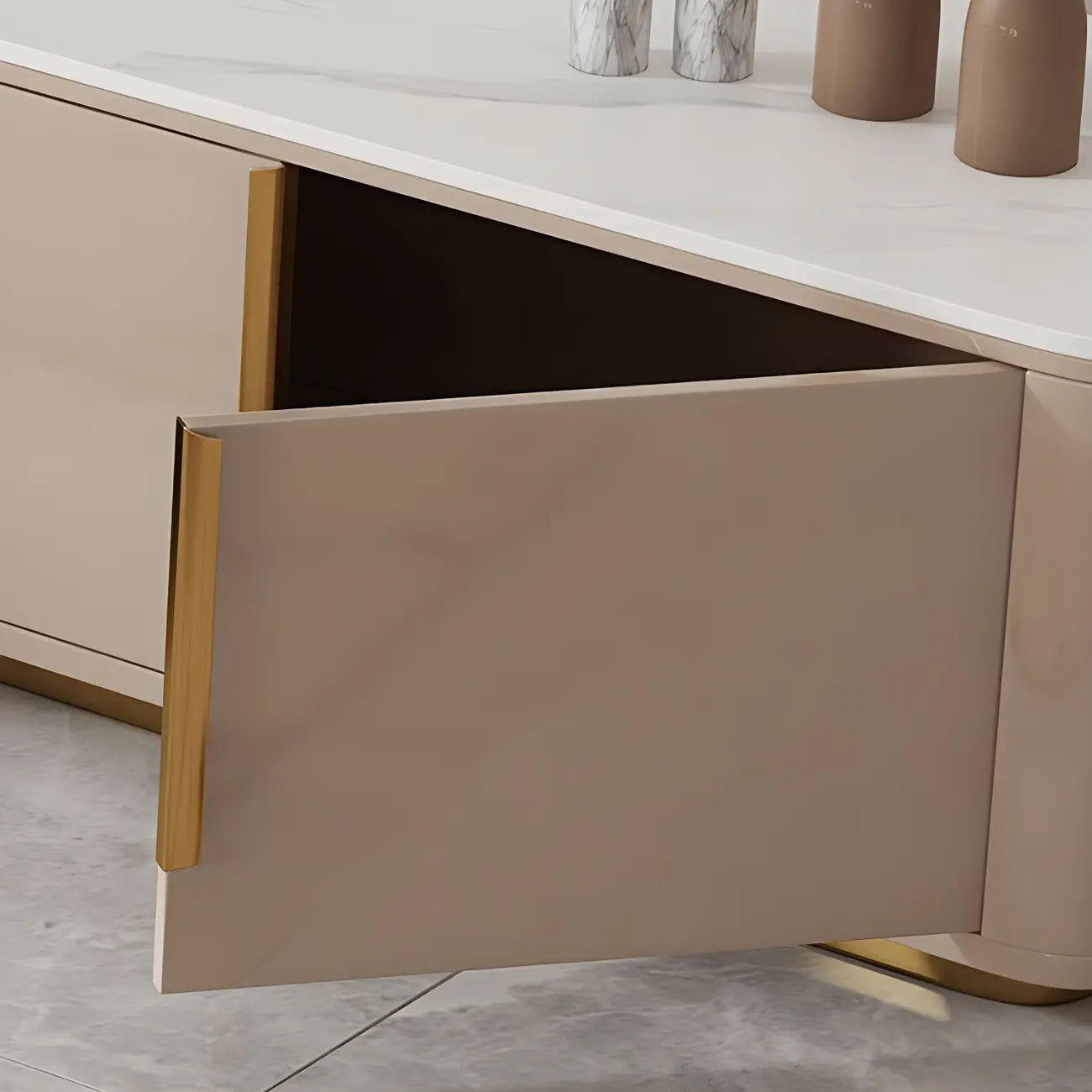 Meuble TV de luxe en pierre noire avec poignées dorées et armoire de rangement