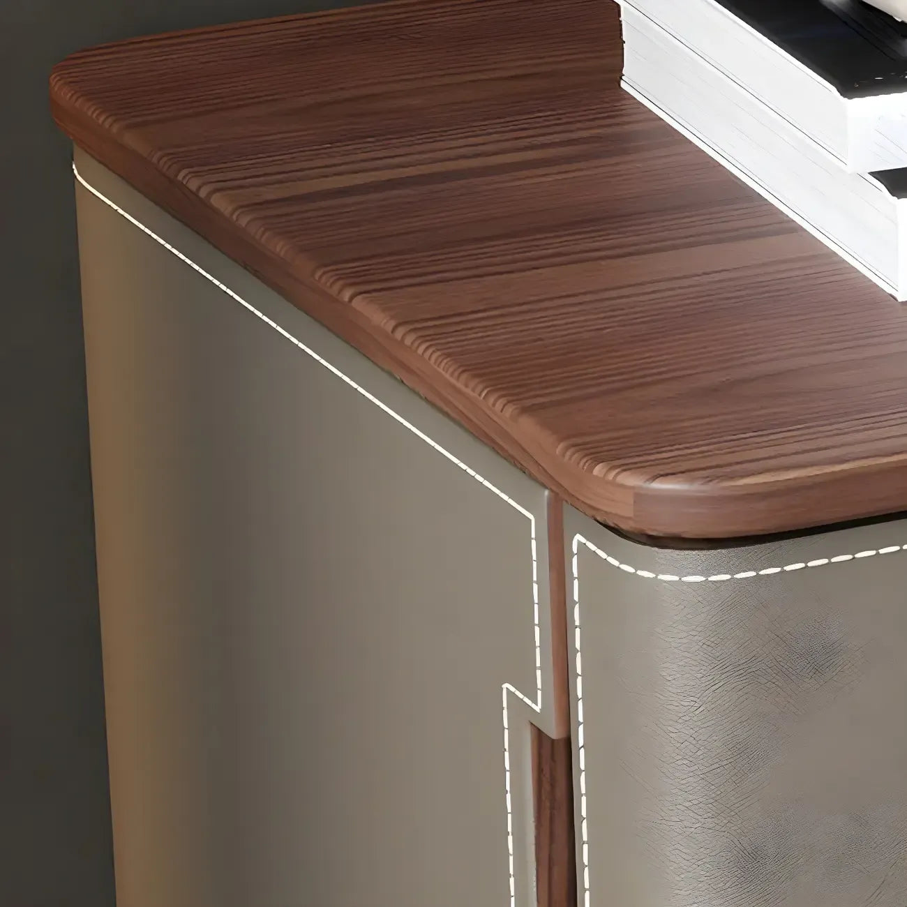 Table de chevet moderne avec tiroirs et plateau en bois et similicuir