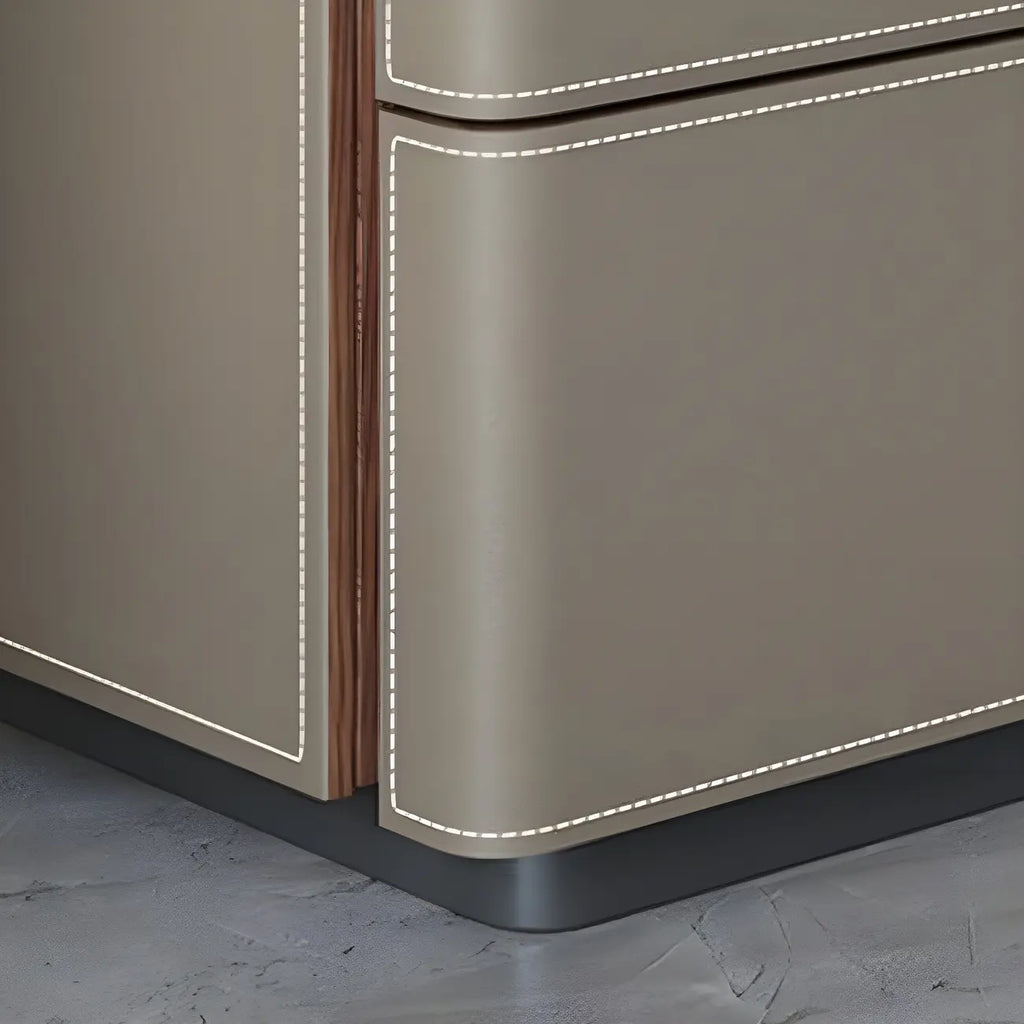 Table de chevet moderne avec tiroirs et plateau en bois et similicuir