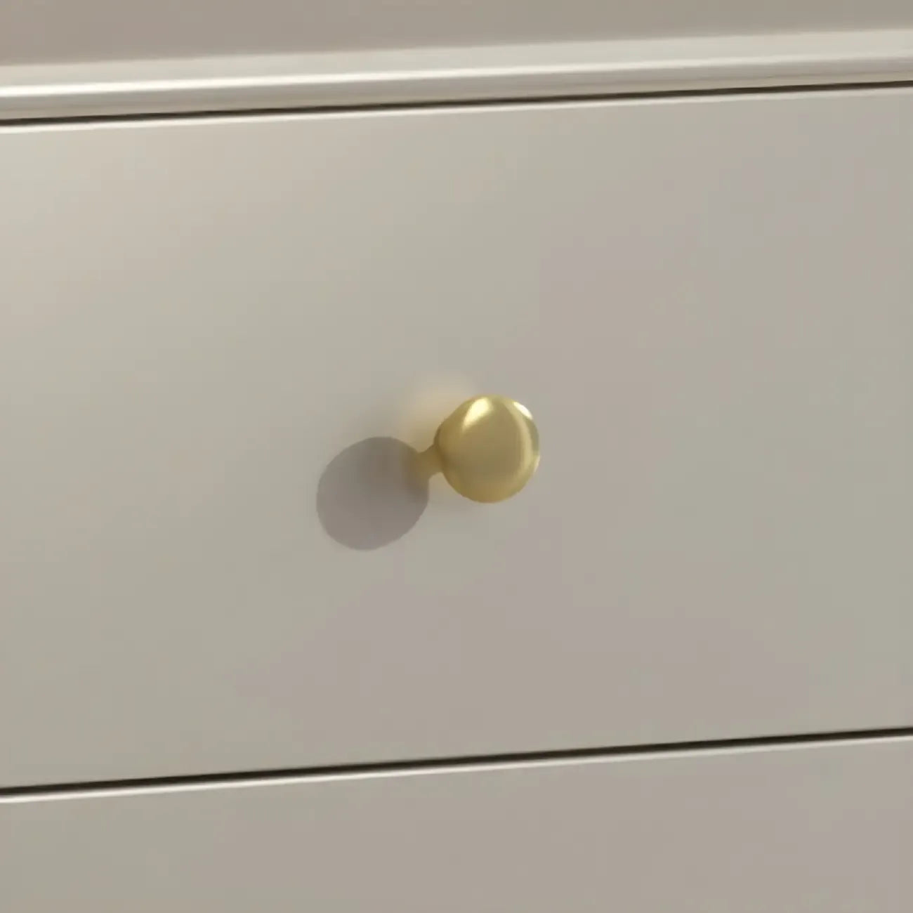 Commodes et chiffonniers élégants en bois blanc cassé avec tiroirs