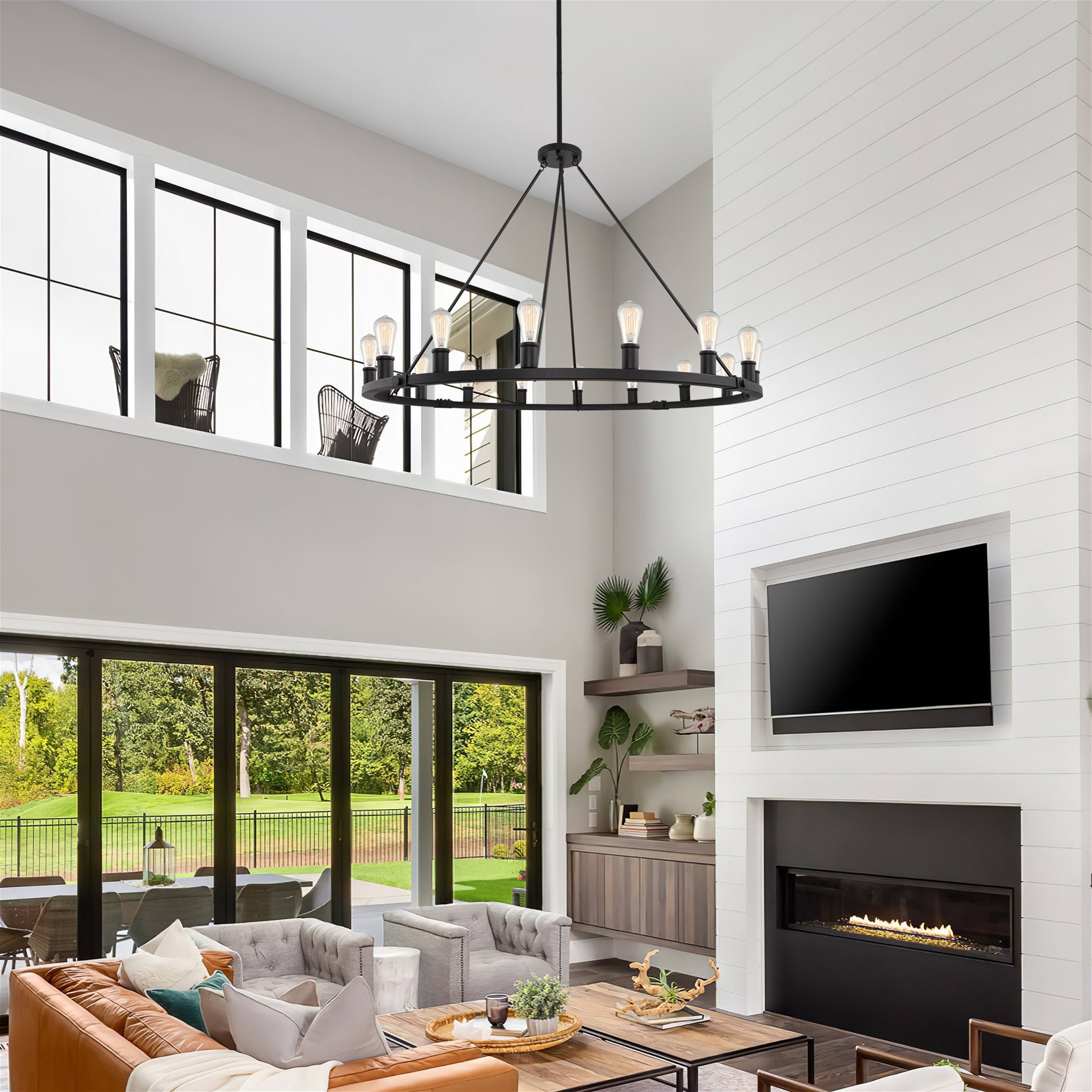 Lustre industriel rustique à 16 lumières Homestead 50 pour îlot de cuisine, en forme de roue de chariot.