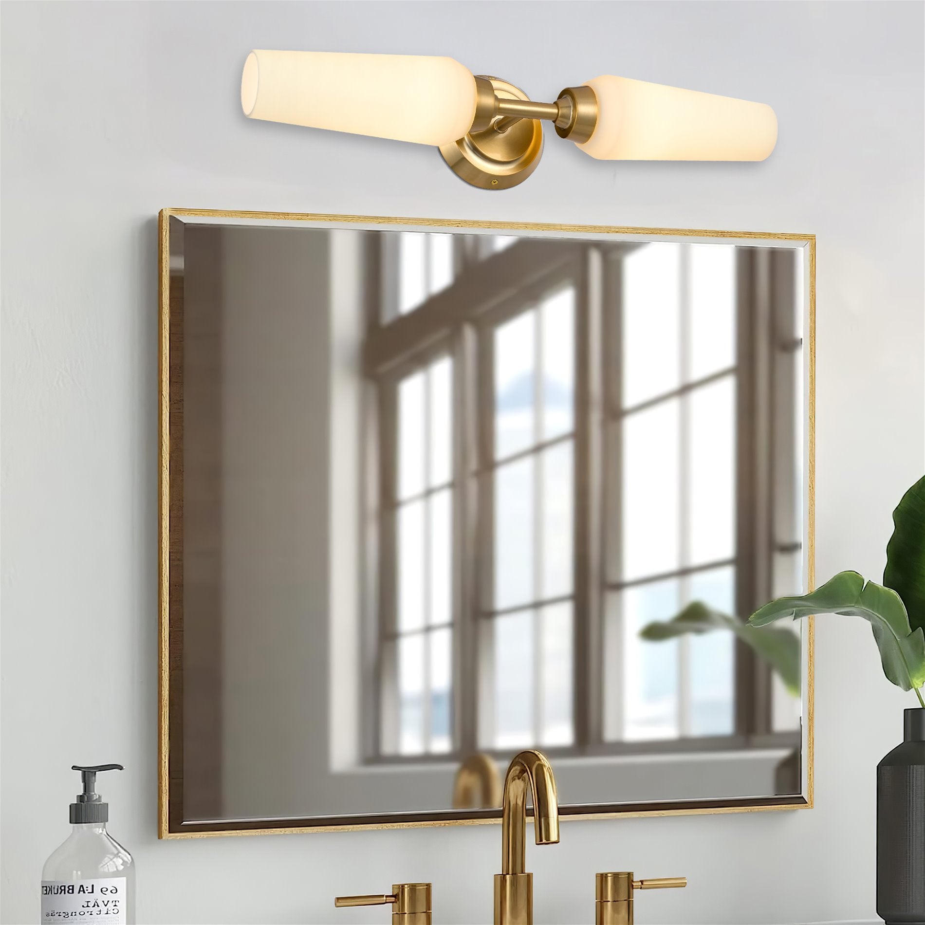 Applique murale moderne Kira Home Aurora 21 avec abat-jour en verre dépoli, pour salle de bain/coiffeuse, finition laiton froid