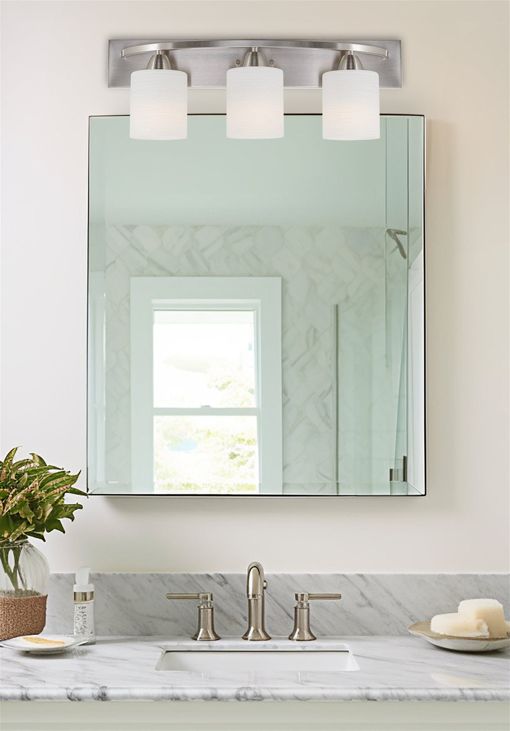 Applique murale moderne Claremont 24 à 3 lumières pour meuble-lavabo/salle de bain