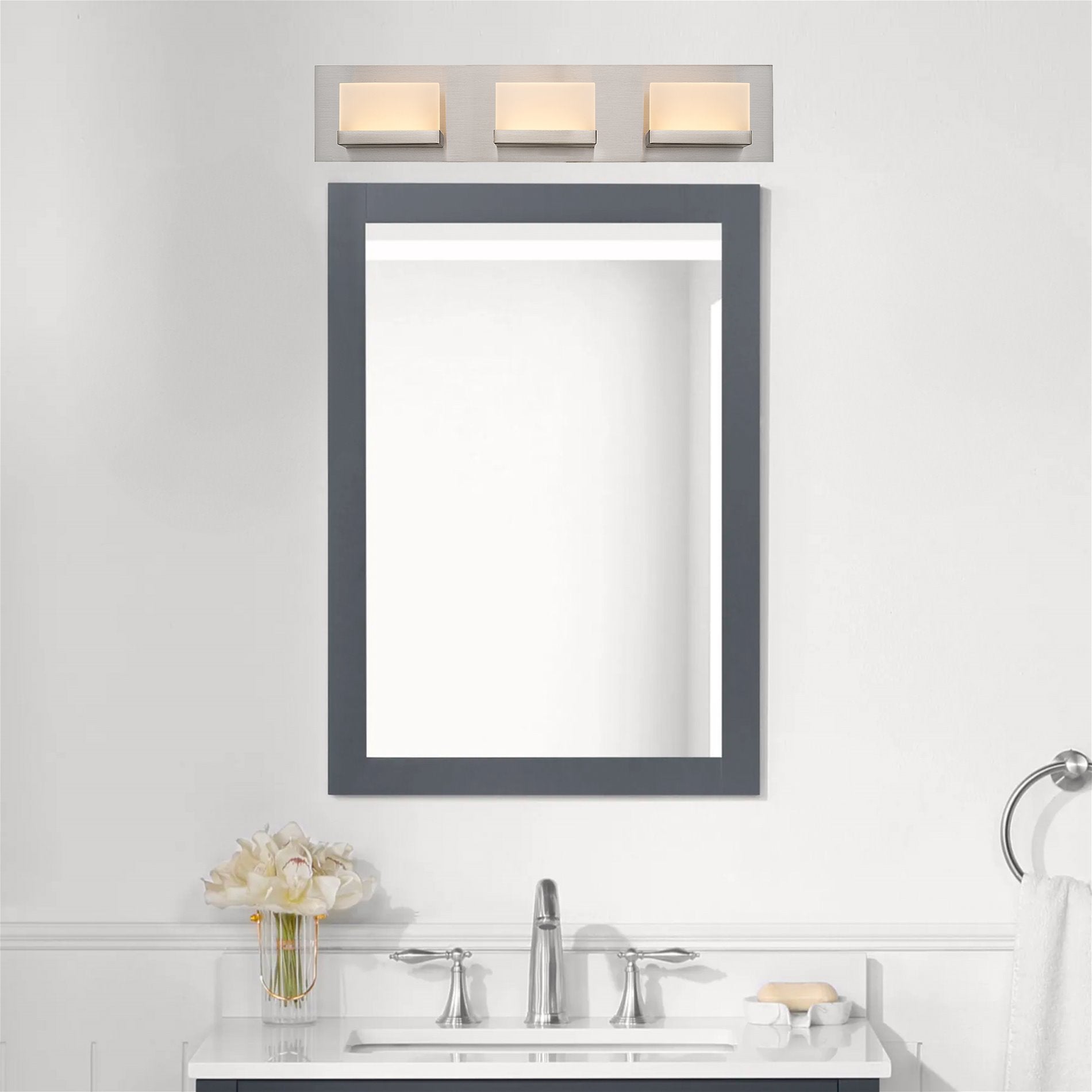 Applique murale moderne Everett 24 à 3 lumières DEL intégrées de 30 W (équivalent 180 W) pour salle de bain/coiffeuse