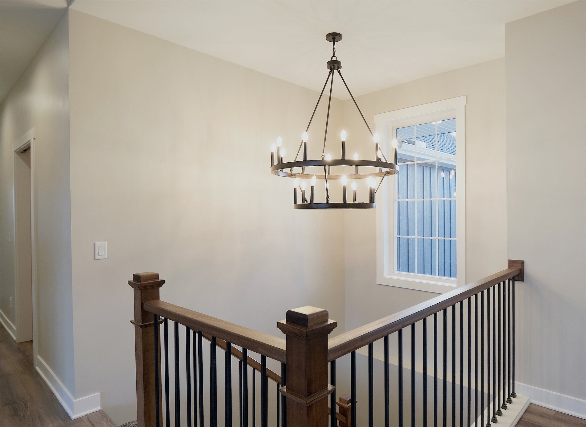 Lustre industriel rustique à 20 lumières Homestead 41, style ferme, à deux niveaux, en forme de roue de chariot, pour îlot de cuisine.