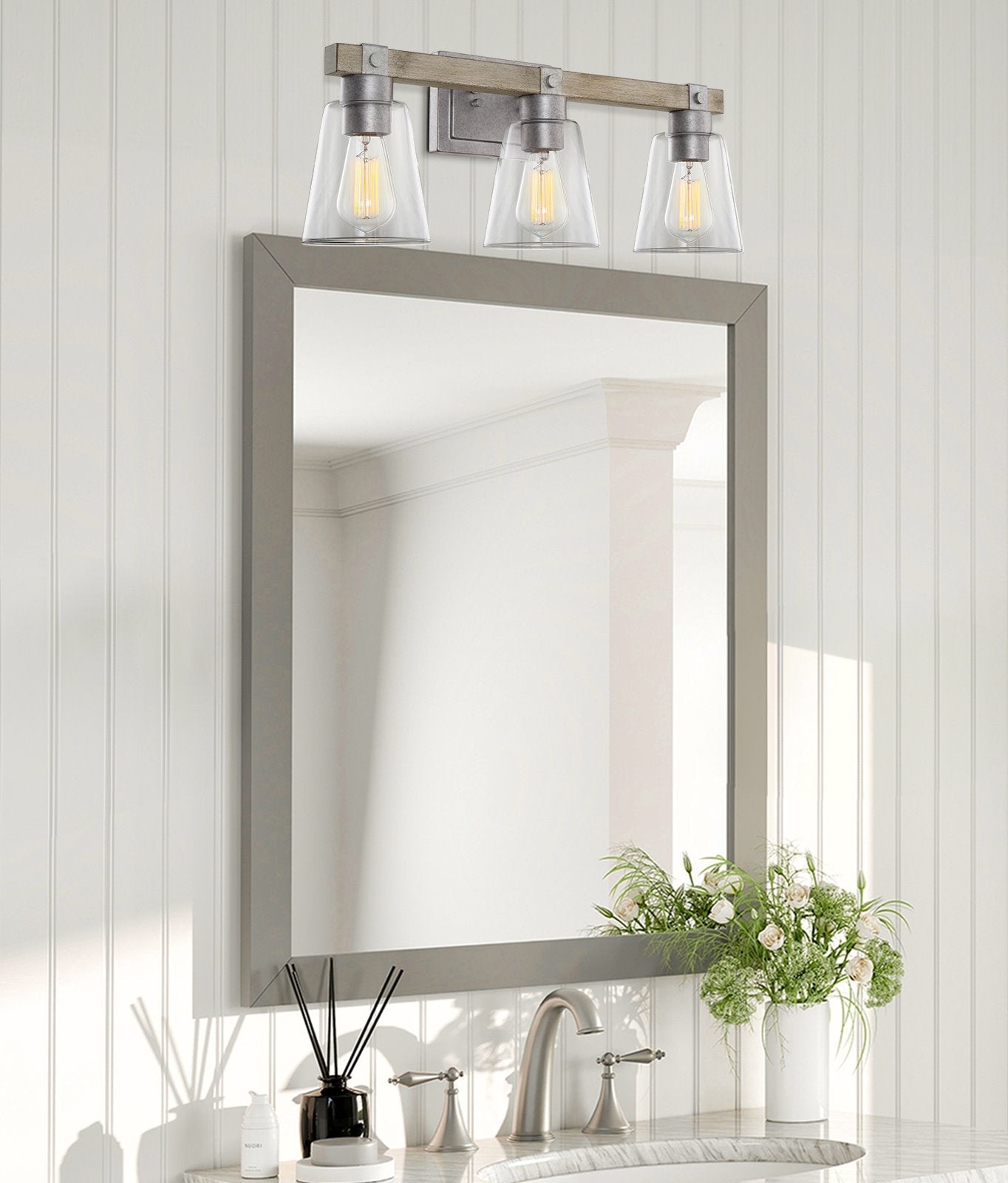 Applique murale Asher 23 à 3 lumières, style ferme, pour salle de bain.