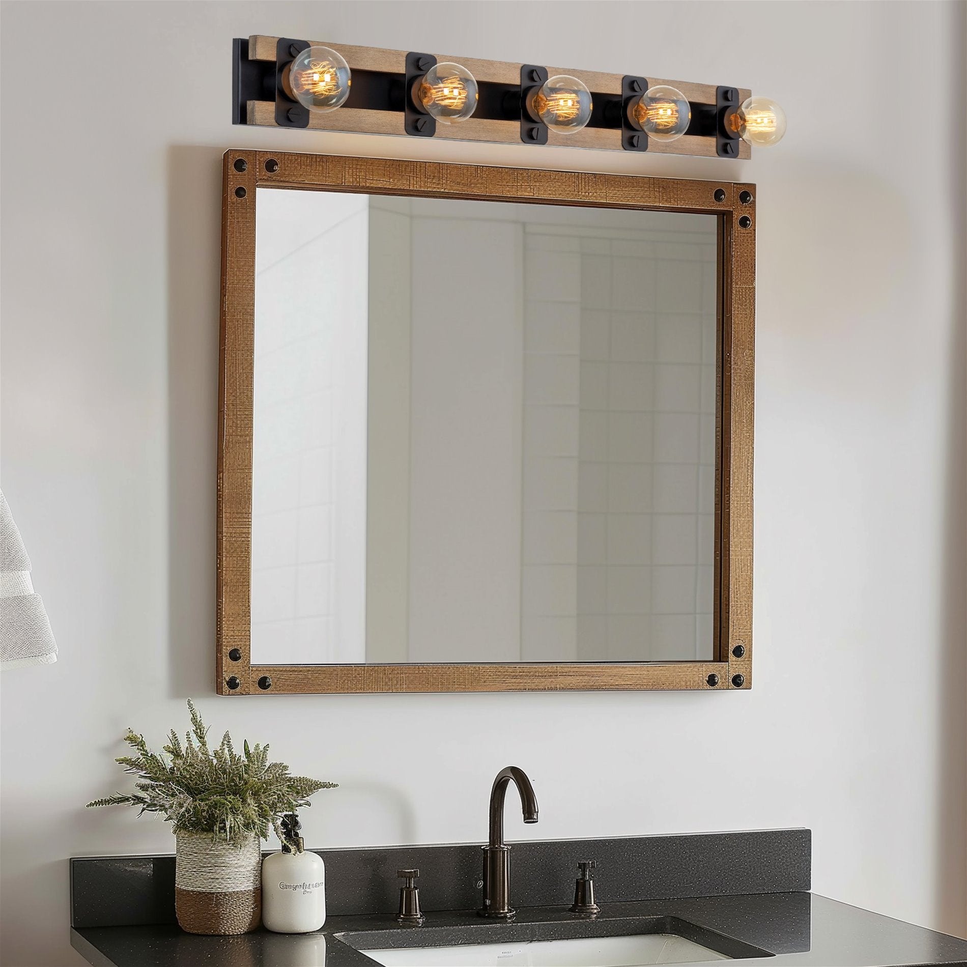 Barre lumineuse Hogan 36 à 5 lumières, style ferme, pour meuble-lavabo ou salle de bain.