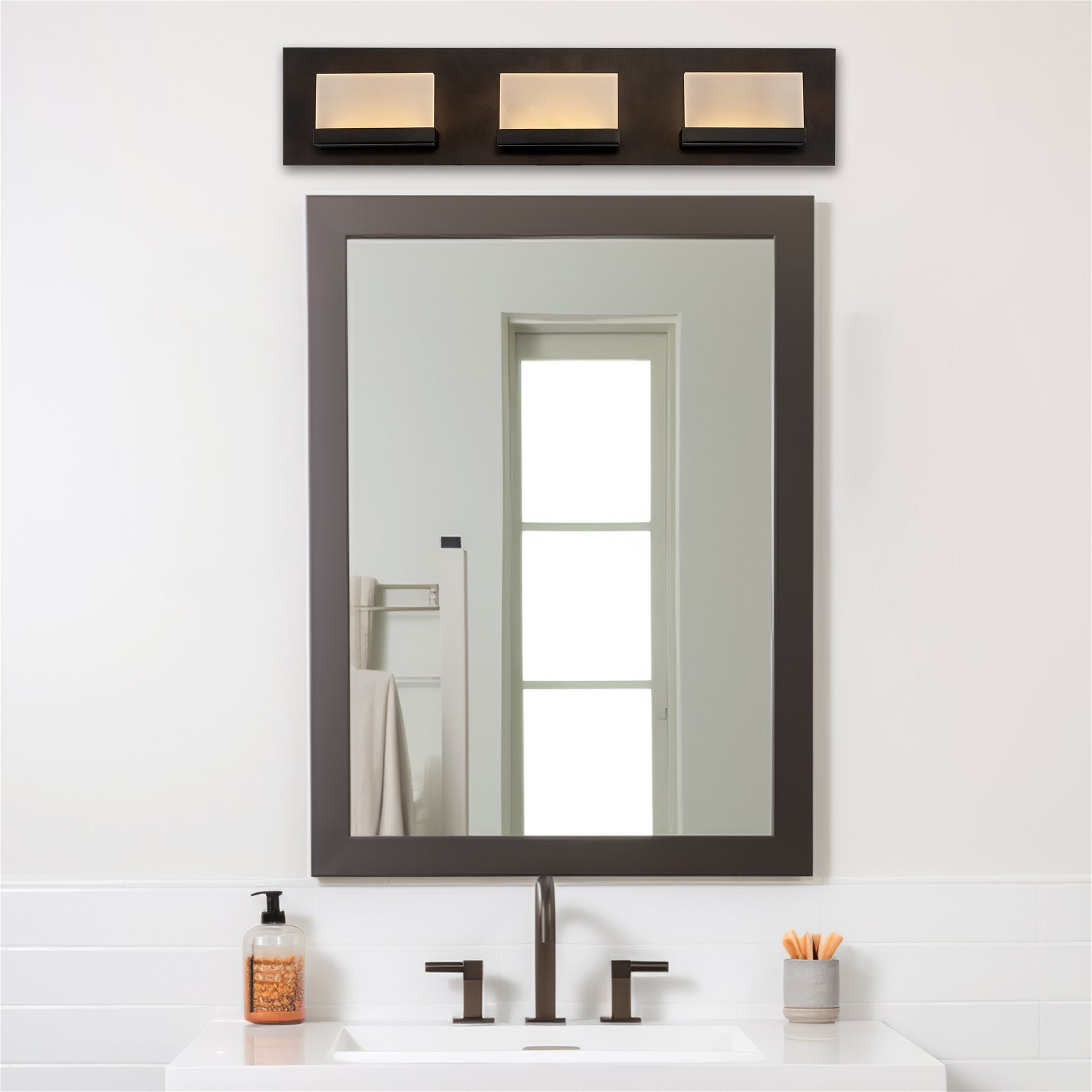 Applique murale moderne Everett 24 à 3 lumières DEL intégrées de 30 W (équivalent 180 W) pour salle de bain/coiffeuse