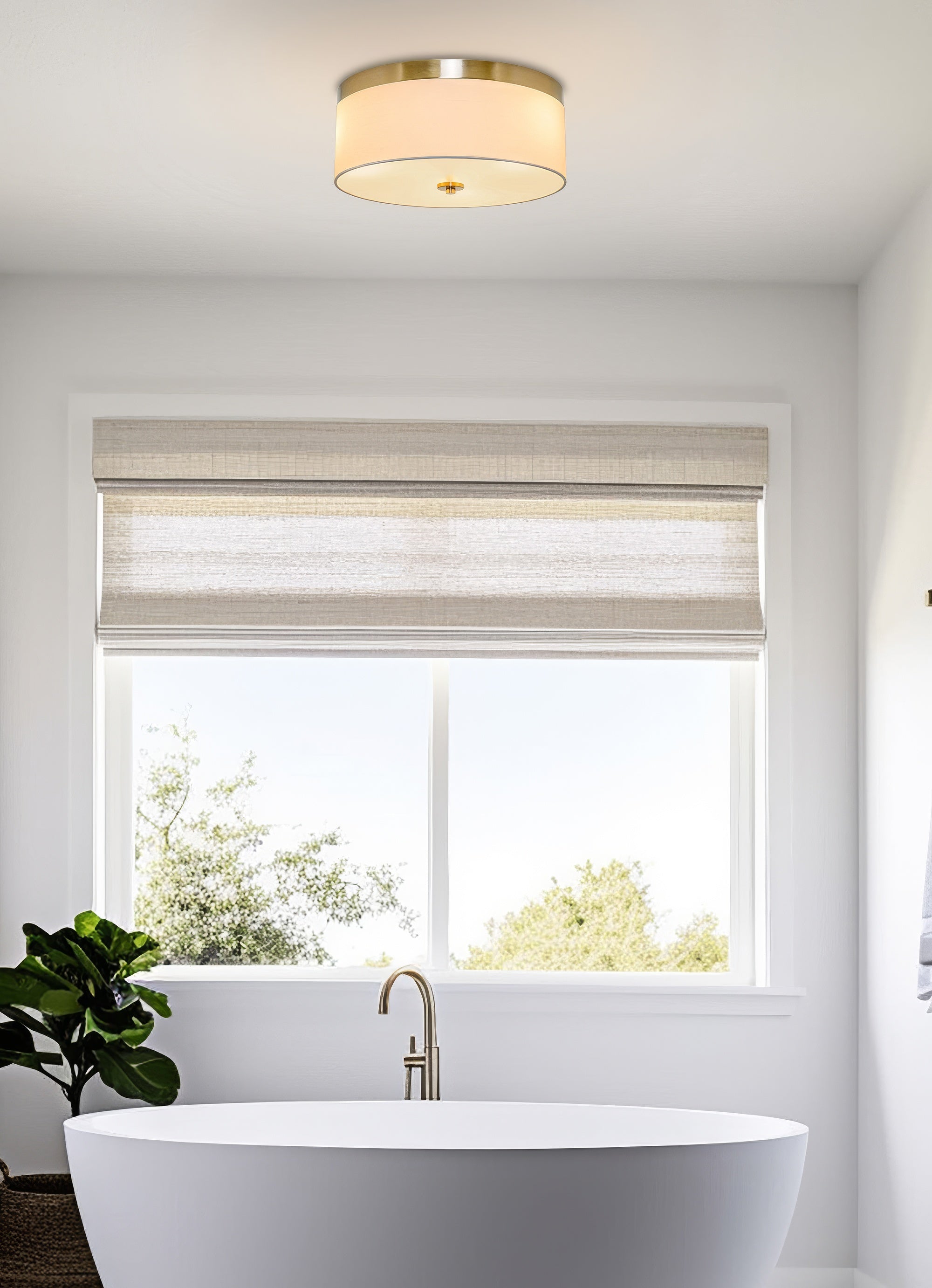 Plafonnier Kira Home Walker 15, style moderne du milieu du siècle, à 3 lumières, abat-jour en tissu blanc et diffuseur rond en verre, finition laiton froid.