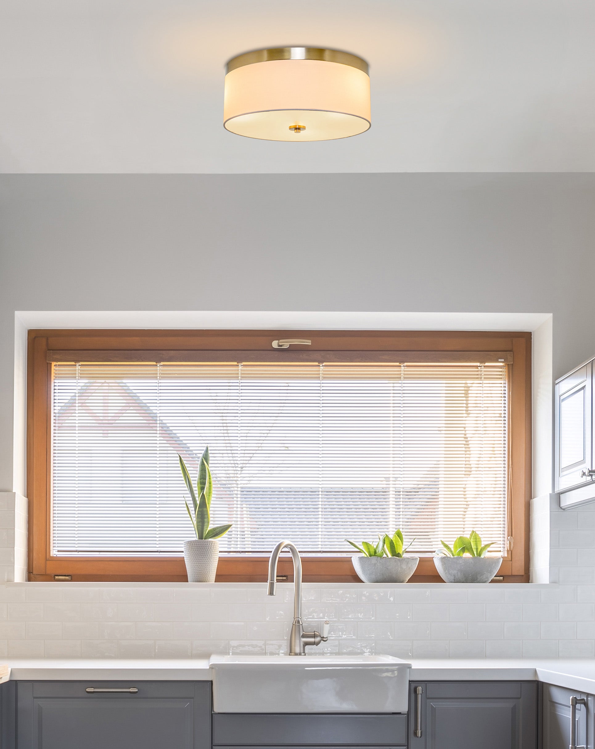 Plafonnier Kira Home Walker 15, style moderne du milieu du siècle, à 3 lumières, abat-jour en tissu blanc et diffuseur rond en verre, finition laiton froid.