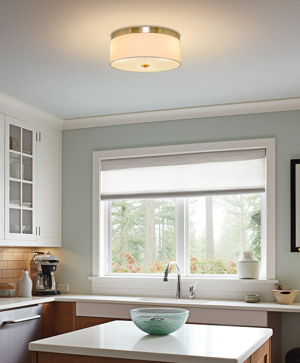 Plafonnier Kira Home Walker 15, style moderne du milieu du siècle, à 3 lumières, abat-jour en tissu blanc et diffuseur rond en verre, finition laiton froid.