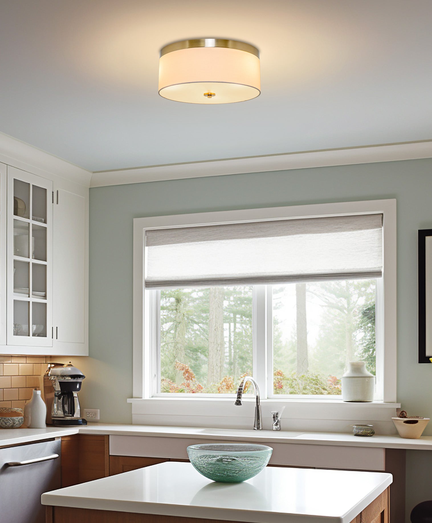 Plafonnier Kira Home Walker 15, style moderne du milieu du siècle, à 3 lumières, abat-jour en tissu blanc et diffuseur rond en verre, finition laiton froid.