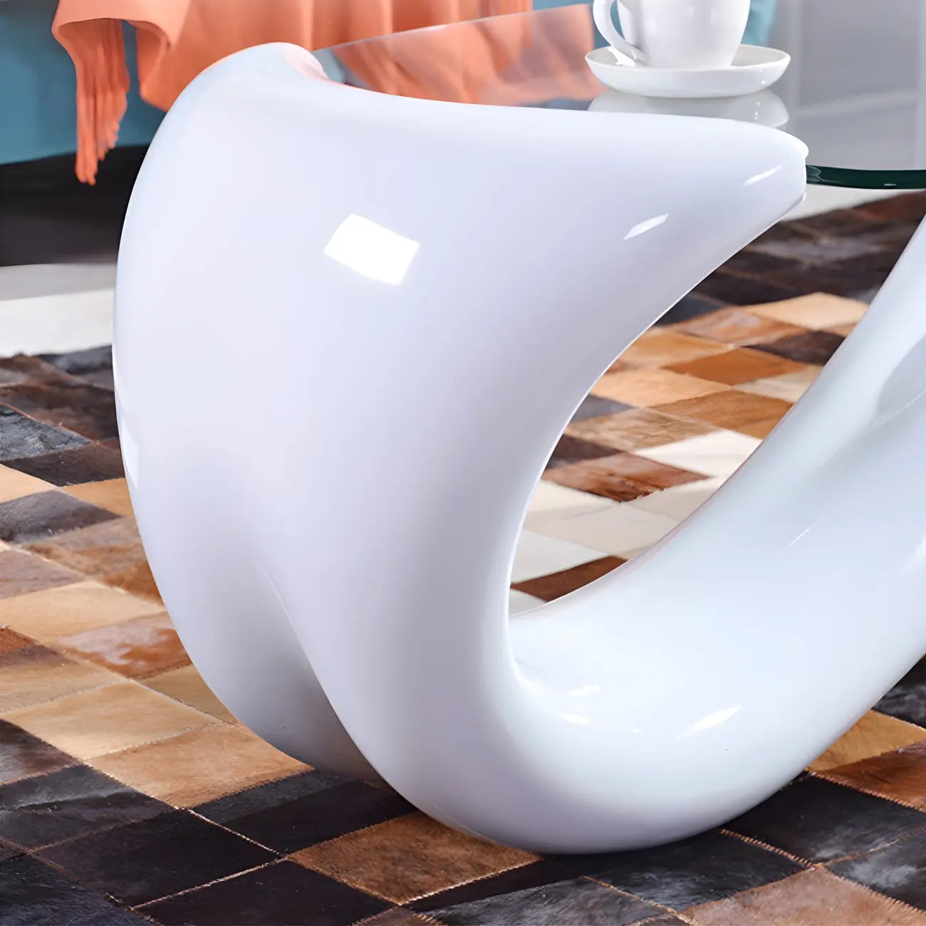 Tavolino da caffè ovale moderno astratto con ripiano in vetro e base in metallo