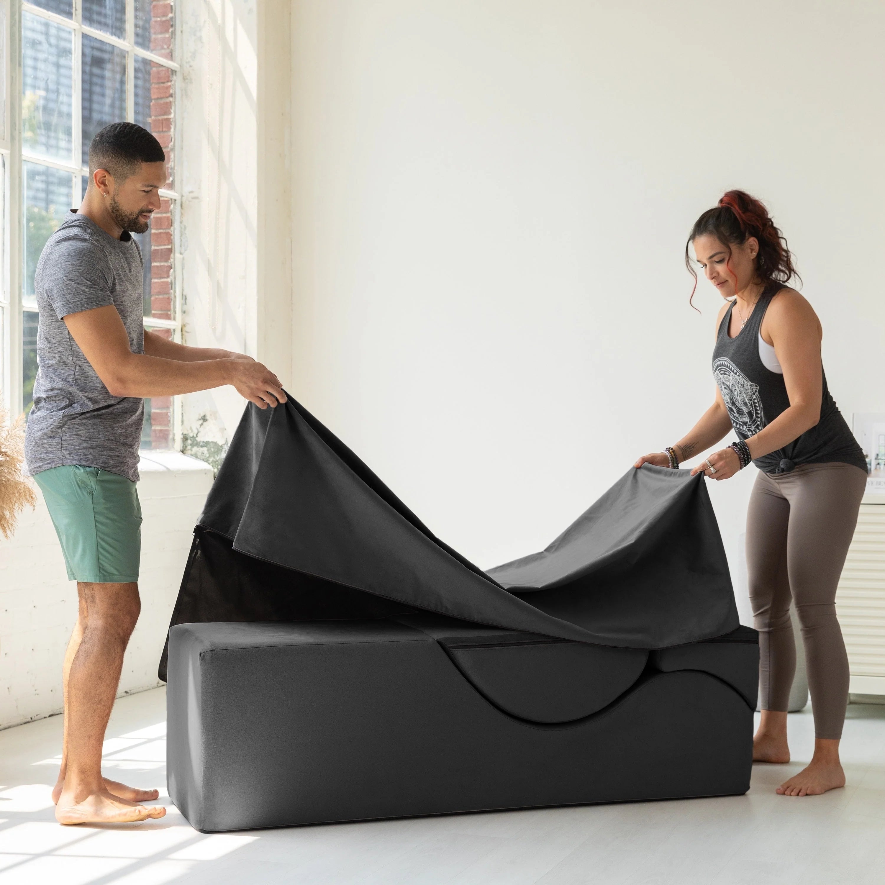 Chaise longue convertible Avana Kami / Yoga et massage - Pouf 2 en 1 avec fauteuil de yoga dépliable dissimulé, Microvelours - Non disponible
