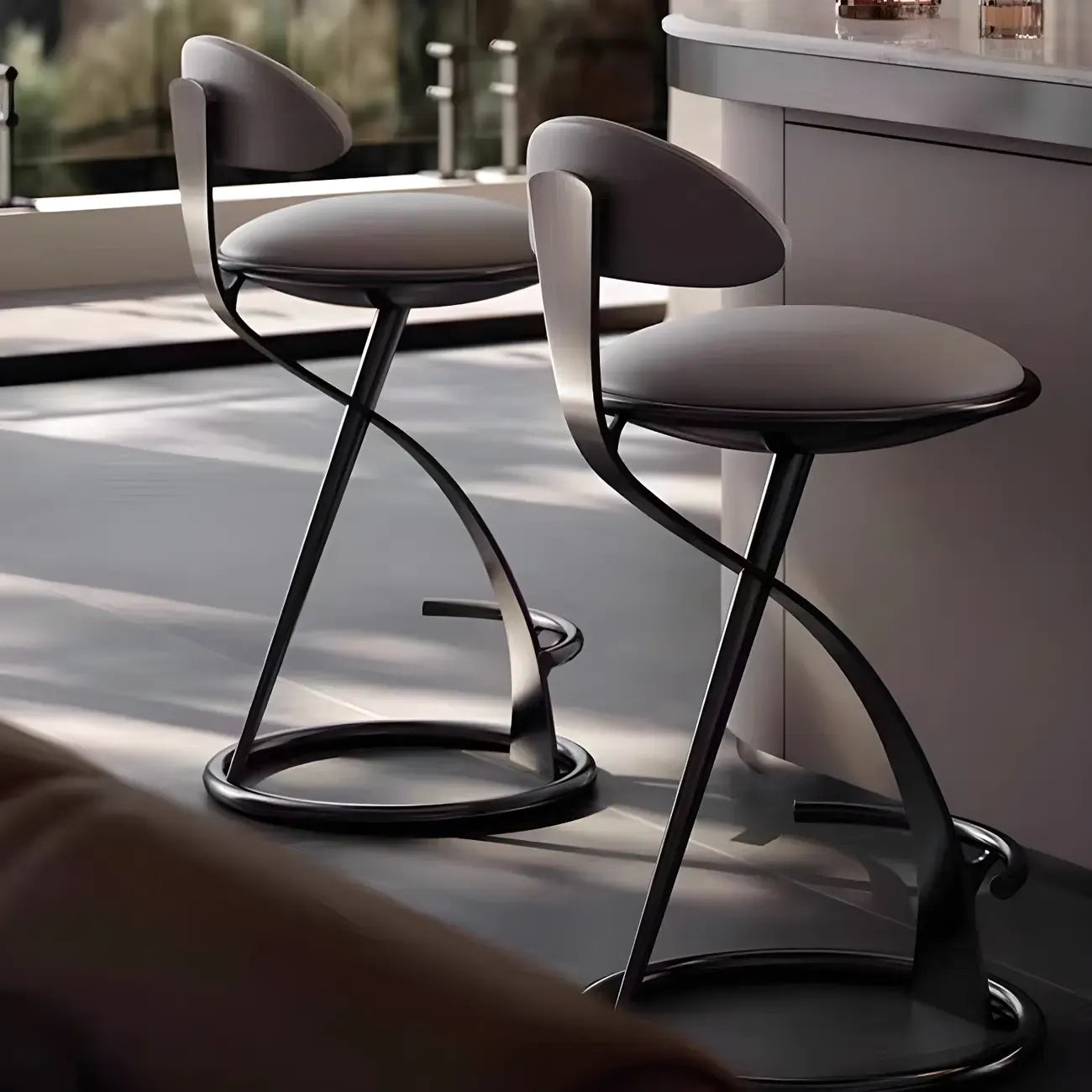 Tabouret de bar luxueux avec structure en métal doré et élégant cuir beige