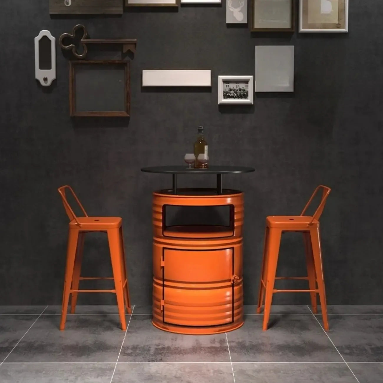 Tables de bar industrielles noires et oranges pour le rangement de fûts en métal