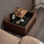 Table de chevet suspendue moderne en noyer avec plateau en verre et tiroirs