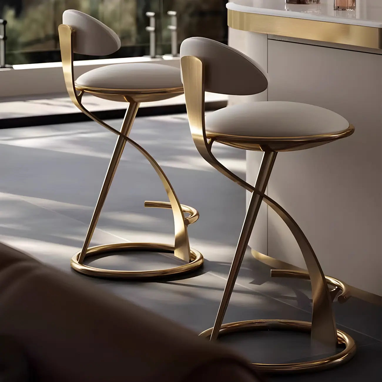 Tabouret de bar luxueux avec structure en métal doré et élégant cuir beige