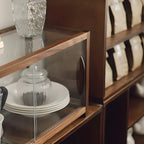 Élégante vitrine de table en bois avec portes coulissantes
