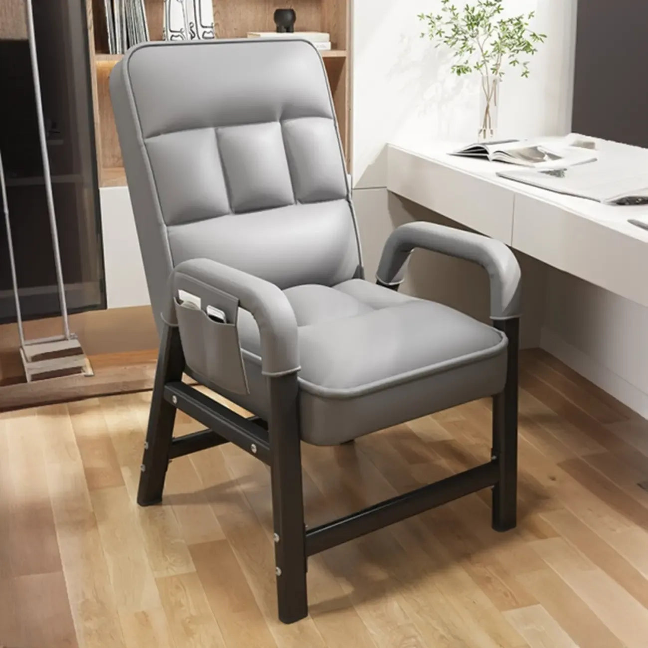 Chaise de bureau moderne grise rembourrée à 4 pieds