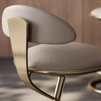 Tabouret de bar luxueux avec structure en métal doré et élégant cuir beige