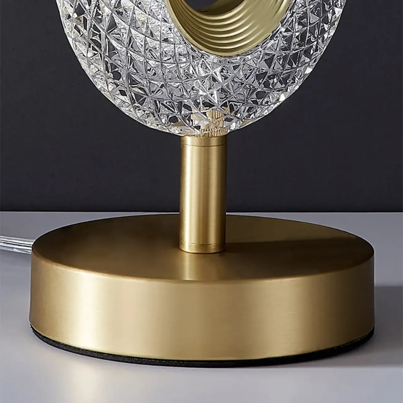 Lampe de table LED Art Déco de luxe en forme d'anneau en laiton doré et acrylique