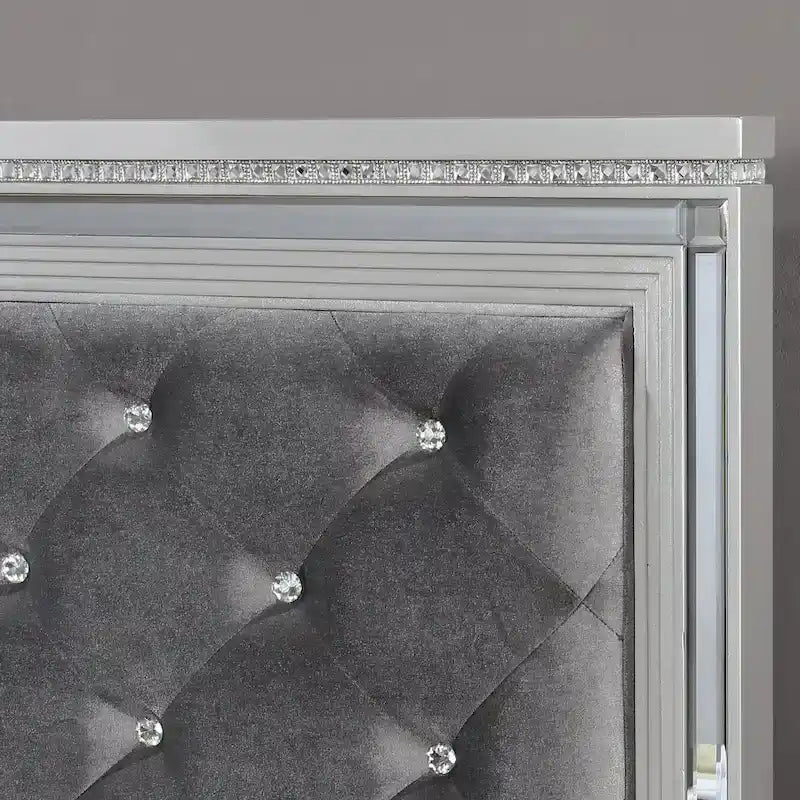 Ensemble de chambre à coucher Seleena Glam Silver Wood 5 pièces avec panneaux capitonnés et port USB par Furniture of America