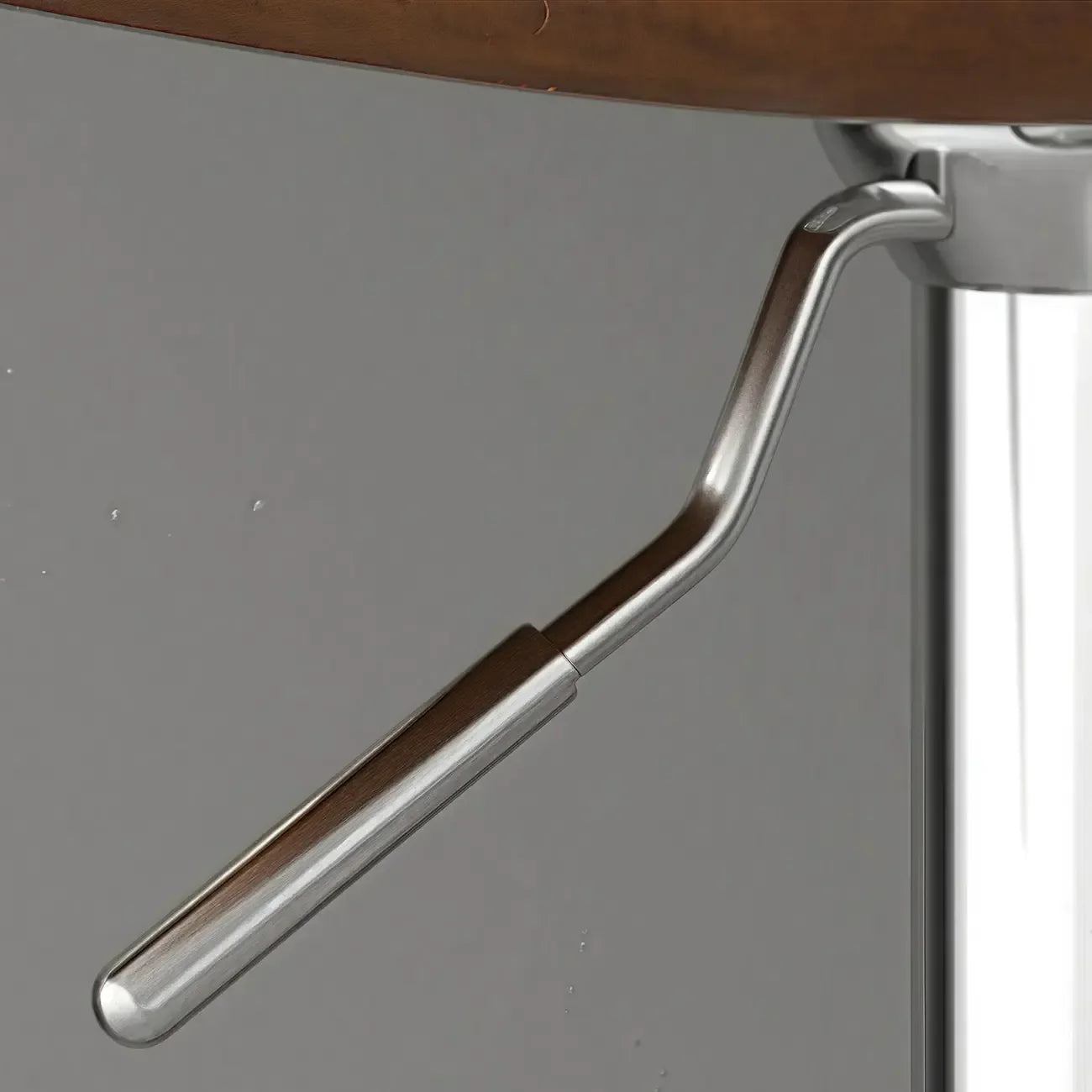 Tabouret de bar pivotant et réglable avec selle rembourrée en cuir