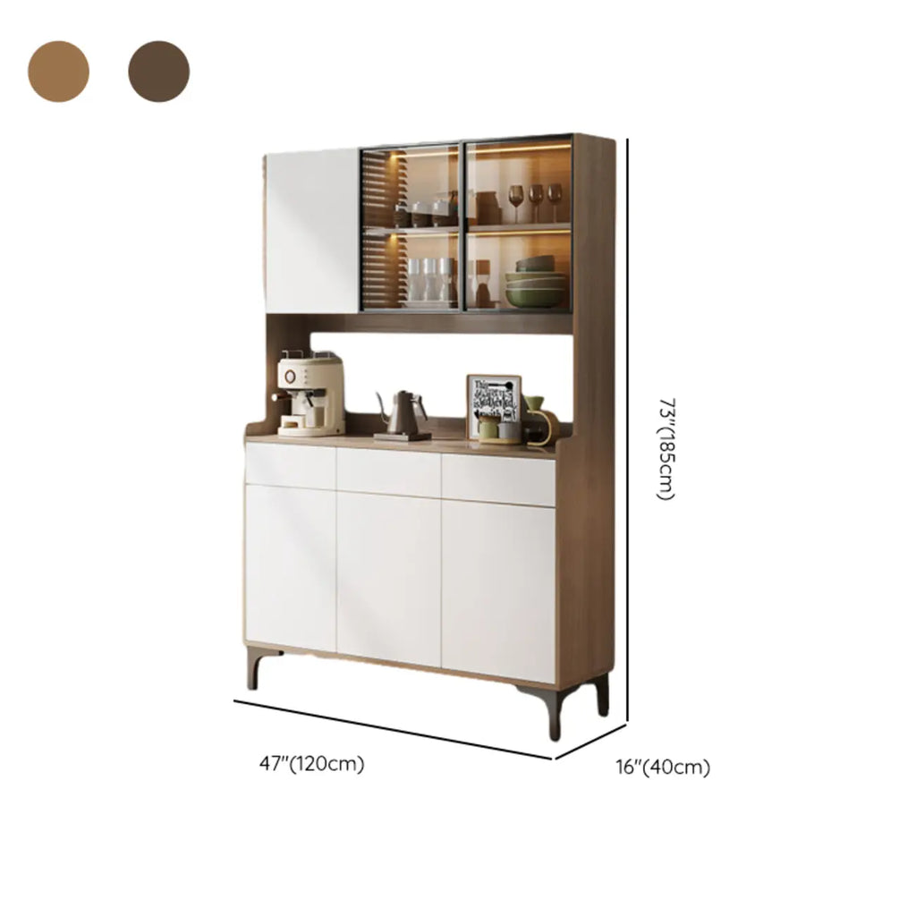 Grand buffet en bois avec portes vitrées et étagère supérieure