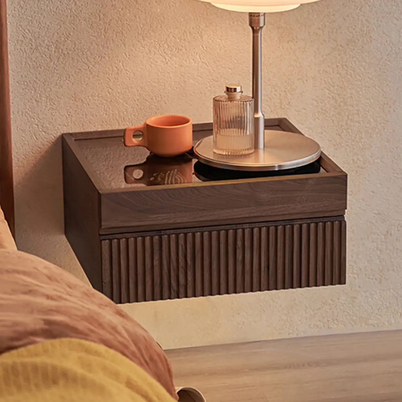 Table de chevet suspendue moderne en noyer avec plateau en verre et tiroirs