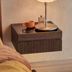 Table de chevet suspendue moderne en noyer avec plateau en verre et tiroirs