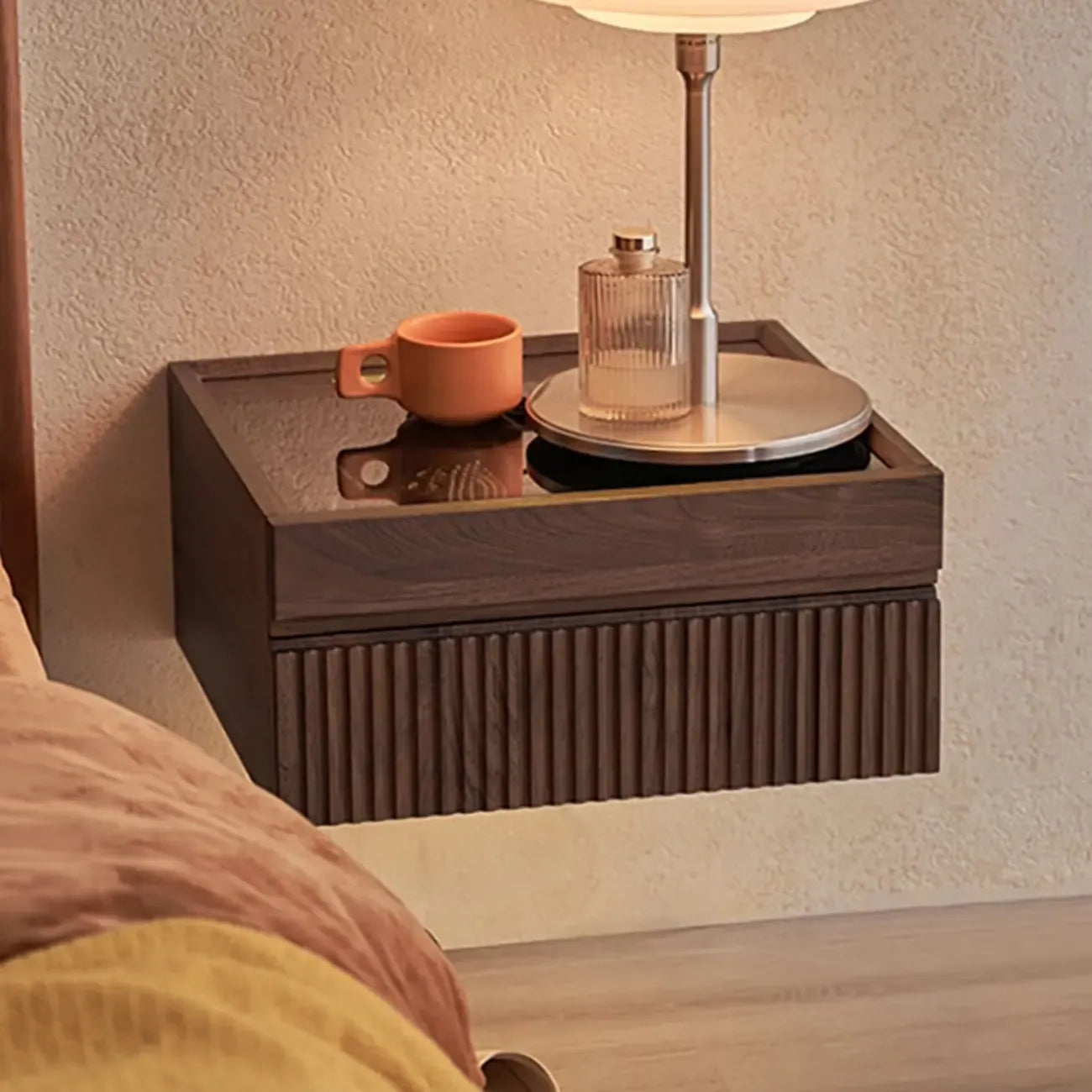 Table de chevet suspendue moderne en noyer avec plateau en verre et tiroirs