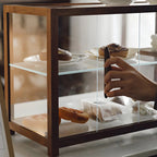 Élégante vitrine de table en bois avec portes coulissantes