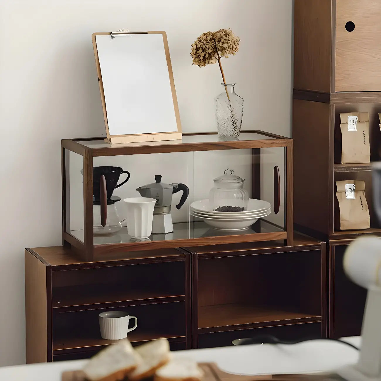 Élégante vitrine de table en bois avec portes coulissantes